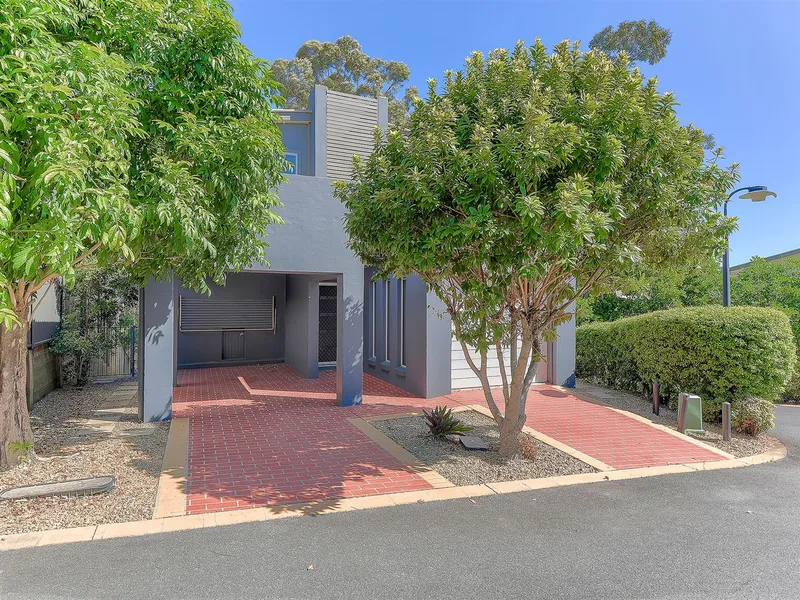 Freestanding 4-BED townhome