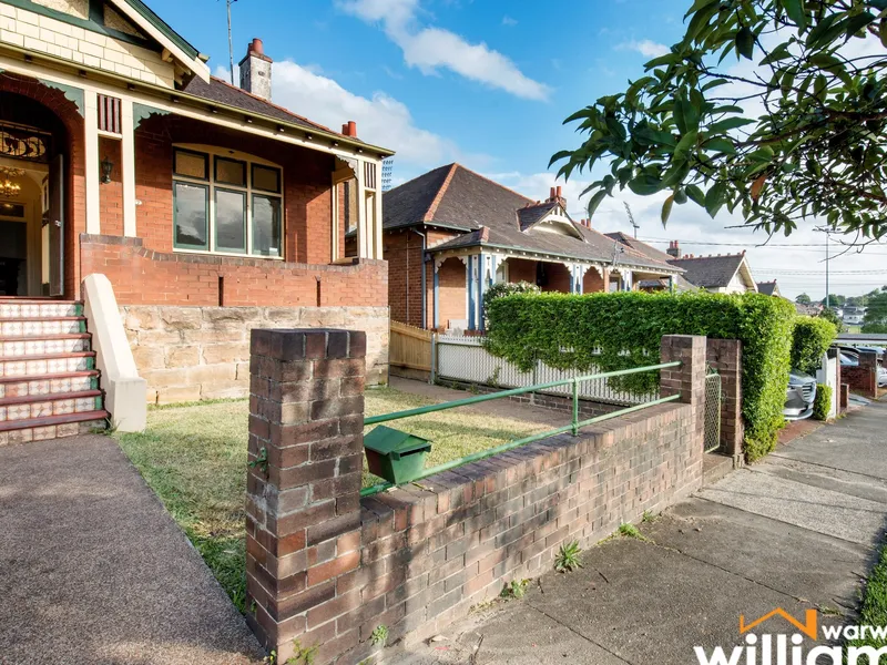 LIGHT-FILLED SOPHISTICATED BAYSIDE LIVING - FULLY RENOVATED
