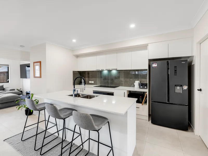 Elegant Family Home in Tranquil Hemmant: Discover 75 Sunrise Place