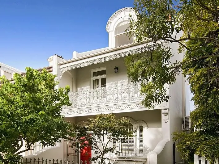 TRI-LEVEL WELL MAINTAINED TERRACE WITH LANDSCAPED COURTYARD