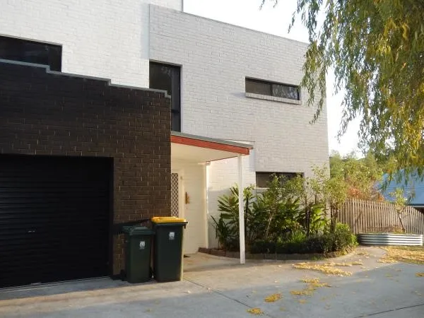 ROOMY AND LIGHT TOWNHOUSE WITH LOCKUP GARAGE & PETS CONSIDERED!