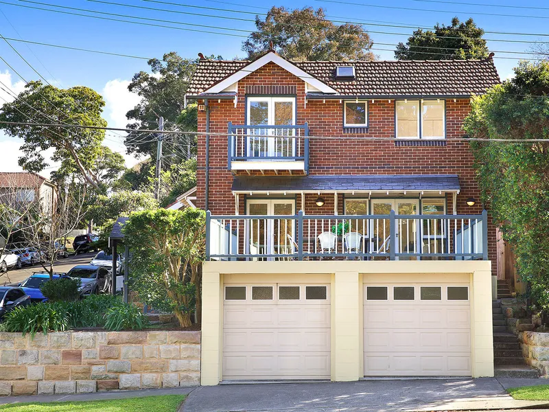 DECEASED ESTATE AUCTION / EXPANSIVE 3 LEVEL, 3 BEDROOM FAMILY HOME