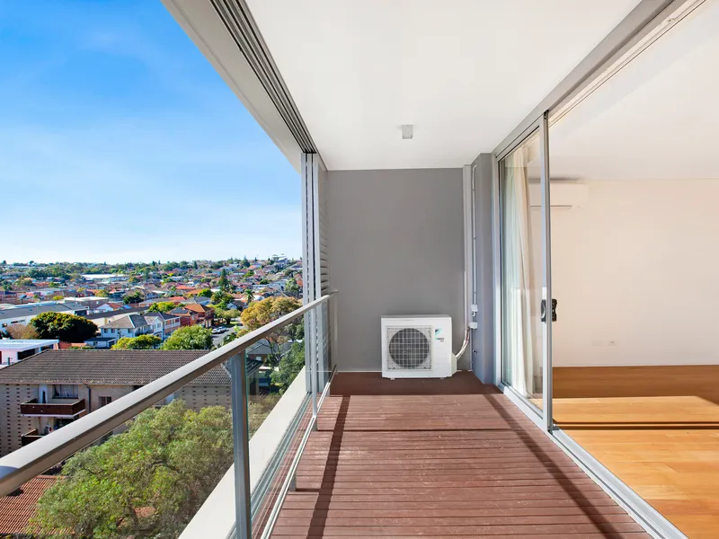 Sunbathed oversized 1 bedroom with study - Lift Access
