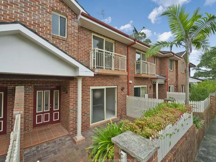Low Maintenance Townhouse in Super Convenient Location (Unfurnished)