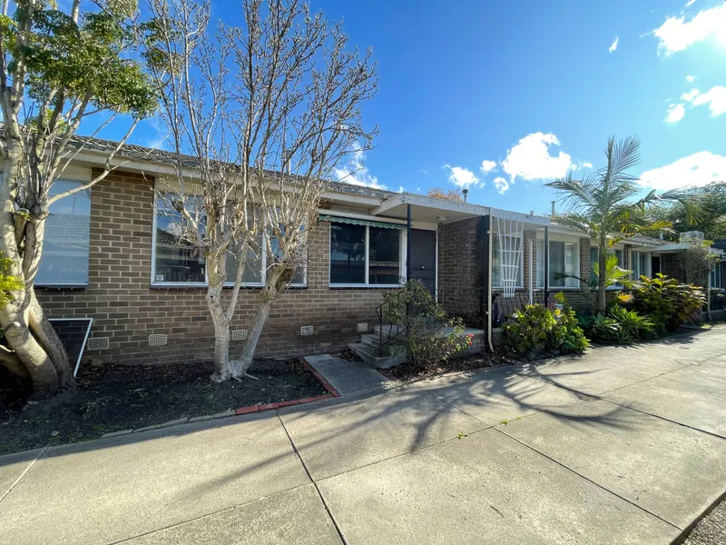 Freshly Painted, New Carpet, Large Villa Unit