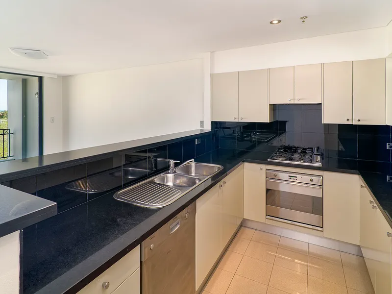 EXECUTIVE 2 BEDROOM APARTMENT - FRESHLY PAINTED WITH NEW CARPETS!