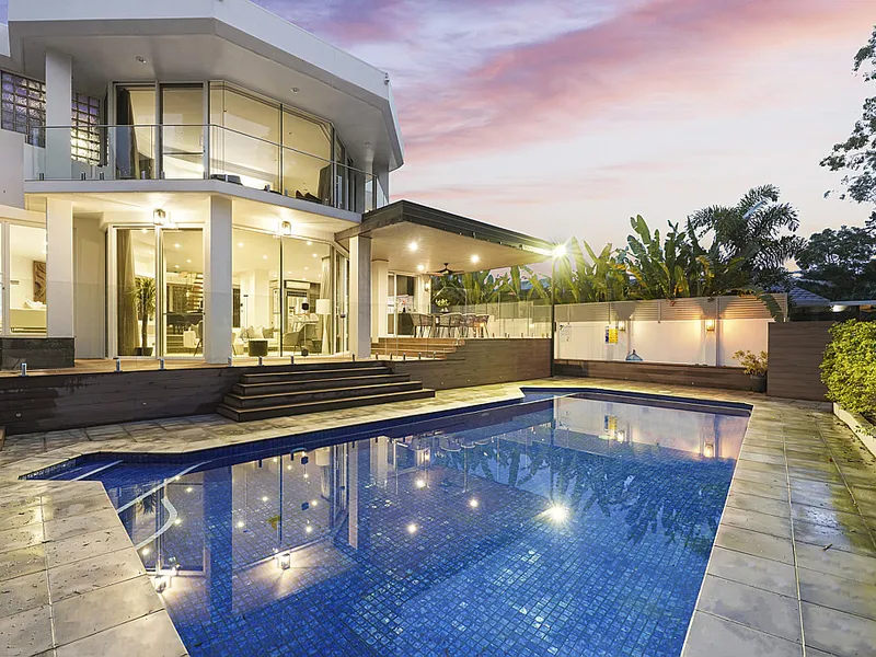 EXECUTIVE FAMILY RESIDENCE OVERLOOKING GOLF COURSE