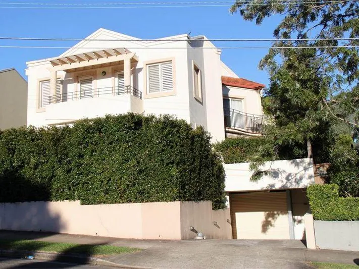 Sundrenched townhouse in prestigious bayside setting