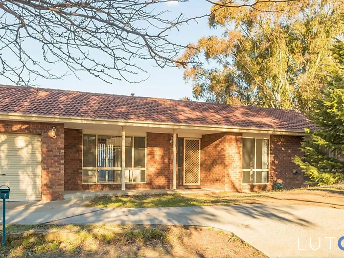 INDOOR AND OUTDOOR ENTERTAINING AREAS