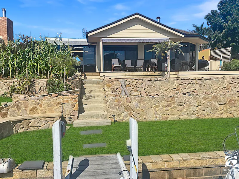 WATER FRONTAGE AT ITS FINEST!