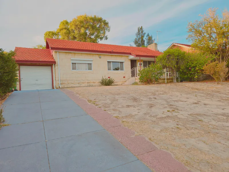 Character home waiting to house a new family in a highly sort after area.