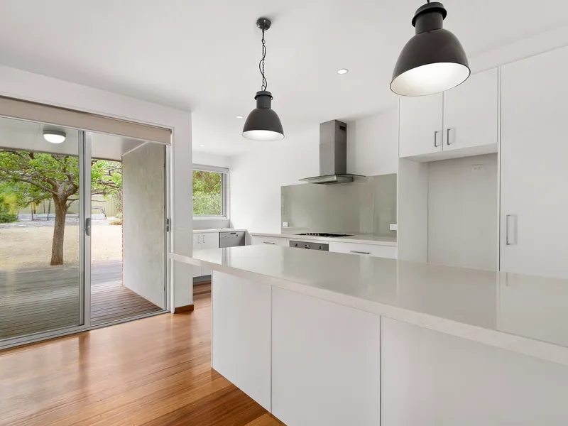 Beautifully Presented Point Roadknight Home