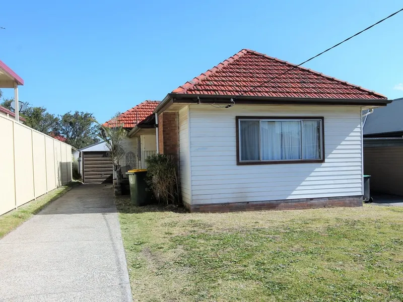 Single Level, Prime Location!