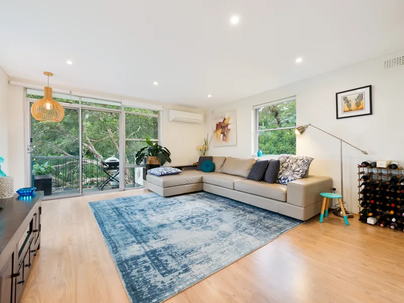 Sun drenched, Top floor apartment with windows on three sides