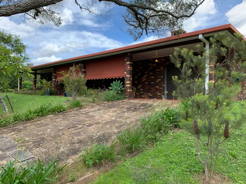 OPPORTUNITY KNOCKS – SOLID BRICK HOME AND SHED ON LARGE BLOCK.