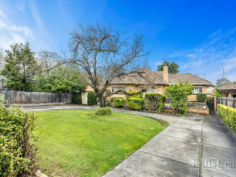 Heart of Ivanhoe - Ducted heating and big bedrooms with a massive driveway!