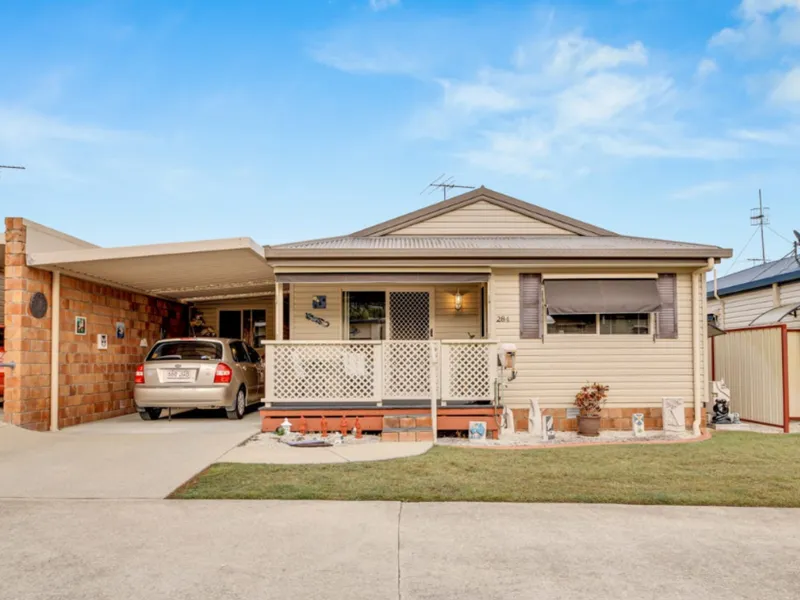 Priced to sell! Modern 2 bedroom residence in the Lewani Palms Over 50's Resort