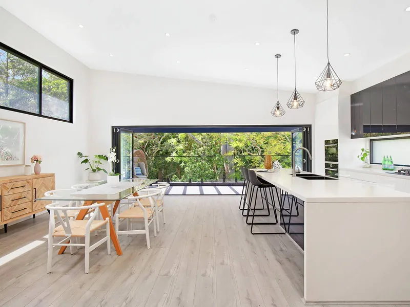 Large Family Home In Premiere Locale