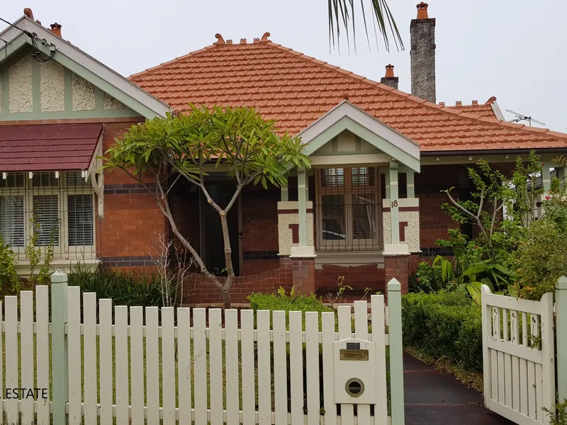 3 BEDROOM HOUSE EASY WALK TO SHOPS & STATION