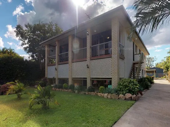 FRENCVILLE TOP QUALITY AND EXTRA LARGE FIRST FLOOR BRICK UNIT WITHIN AN EASY WALK TO THE FRENCHVILLE SPORTS CLUB.