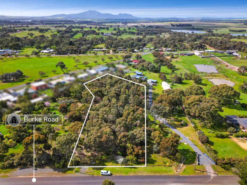 Zoned Rural Living Just Minutes from Town