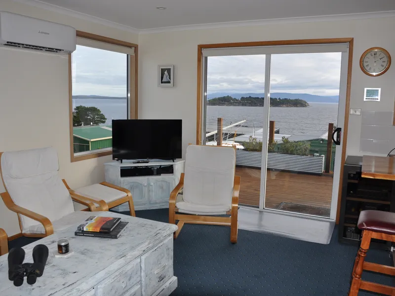 Immaculate Presentation, Fully Furnished 1 Bedroom Cottage plus Study.