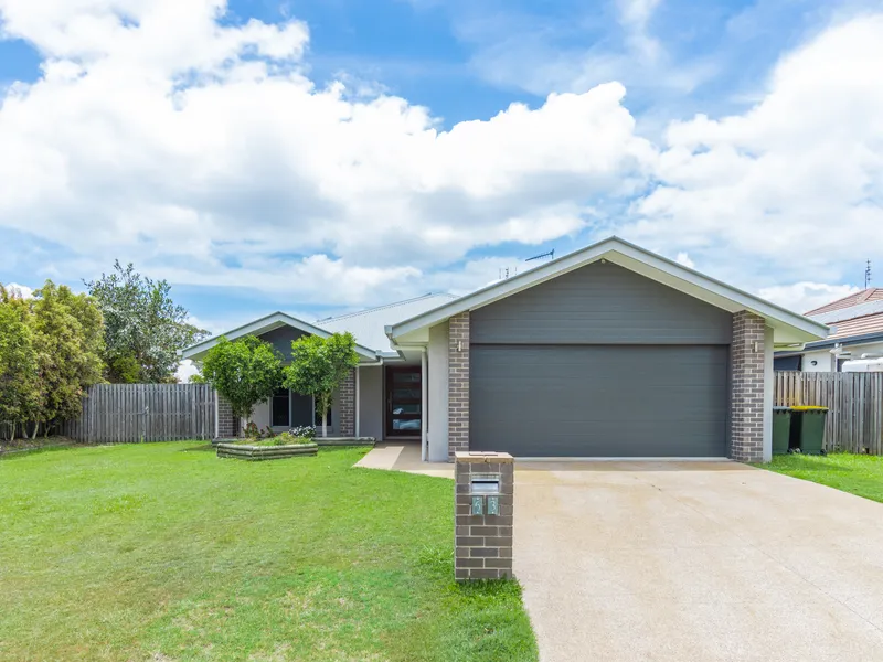 LARGE FAMILY HOME OVERLOOKING PLAY GROUND