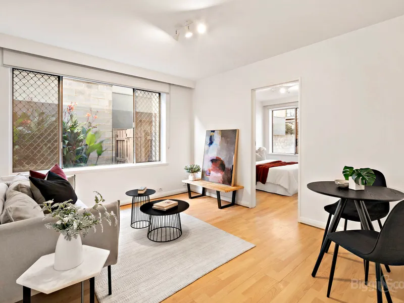 RENOVATED ONE BEDROOM APARTMENT IN FANTASTIC LOCATION - ELIGIBLE FOR 2x PARKING PERMITS!