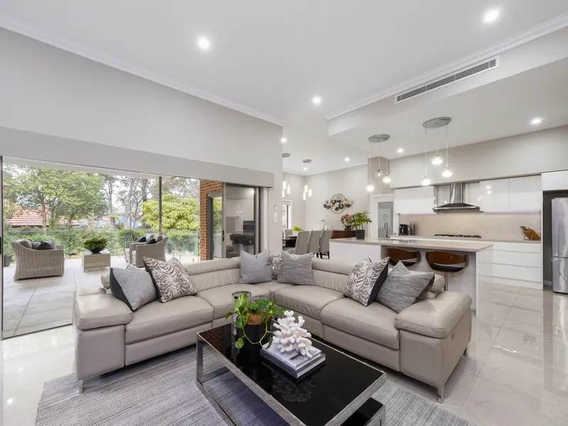 Near-new multi-gen stunner impresses with size and convenience