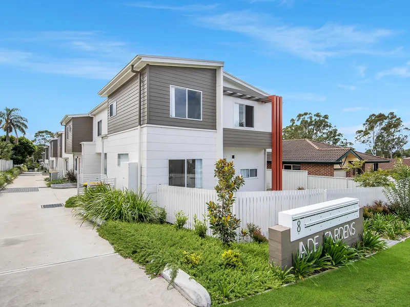 First Class Townhouse Living Close to University