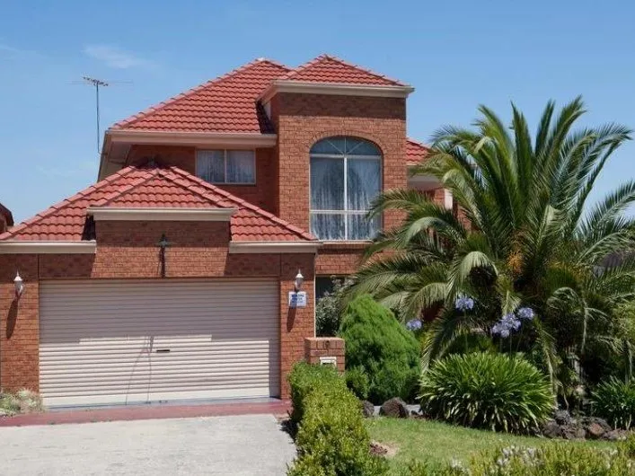 HUGE FAMILY HOME: 4 Bedrooms, 3 bathrooms, 5 living areas plus a SEPARATE STAND ALONE ROOM and a double garage