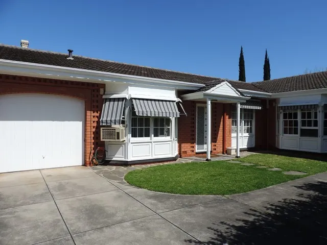 PRETTY AS A PICTURE - WITH CHARMING TOUCHES!