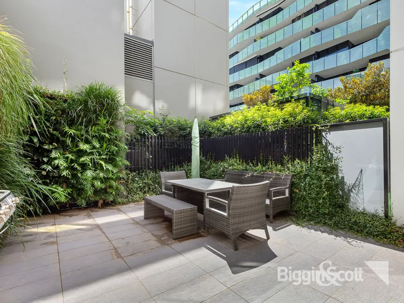 GORGEOUS HOME WITH LARGE OUTDOOR COURTYARD