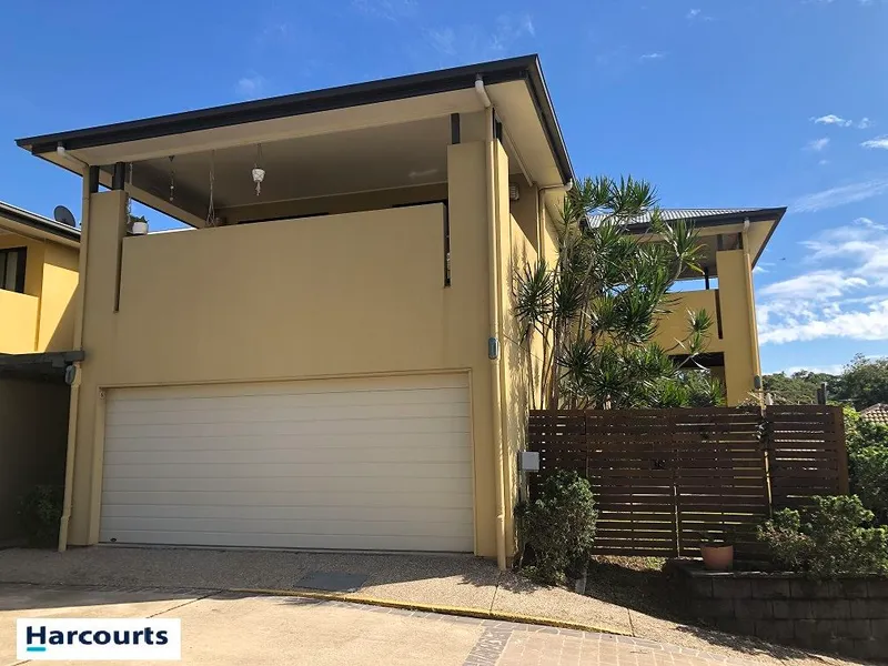 Unique Townhouse in Great  Location With Lovely Views!!