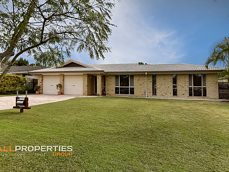 Fantastic Family Home with Sparkling Inground Pool