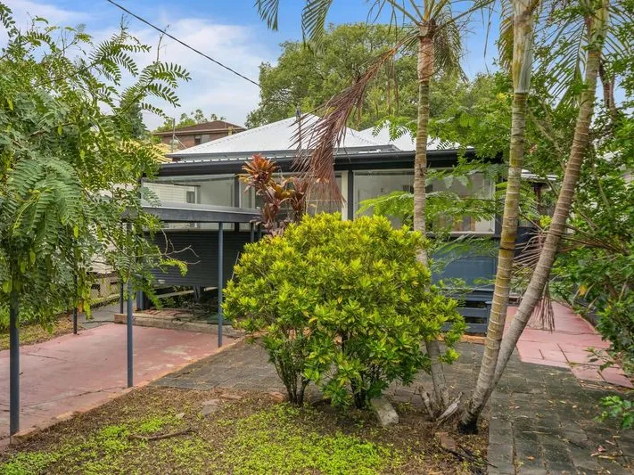 Spacious Five Bedroom Semi- Furnished Family Home in Taringa!