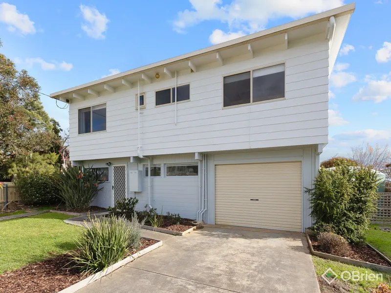 Coastal Charm with Panoramic Views: A Tranquil Retreat in Coronet Bay