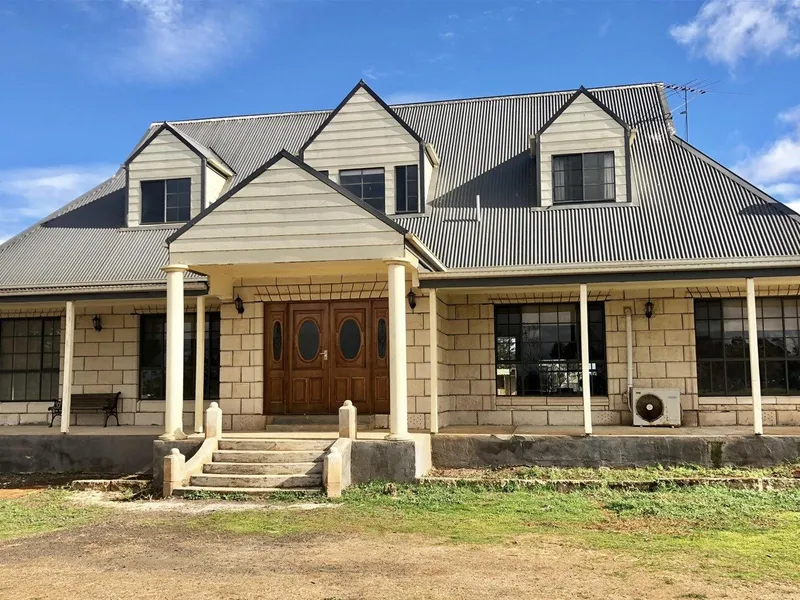 FAMILY HOME WITH PLENTY OF SPACE!