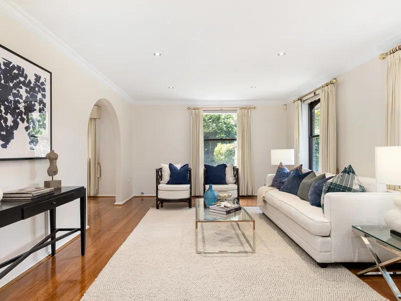 Pristine ready and waiting east side walk to rail