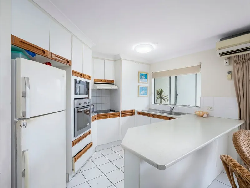 Top Floor Apartment with 2 car parks!