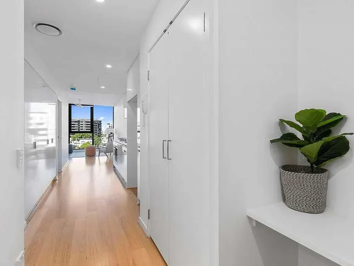 19th Floor Luxury, 2 Bedroom Apartment - walk to schools, bars/cafes, public transport and the Brisbane River