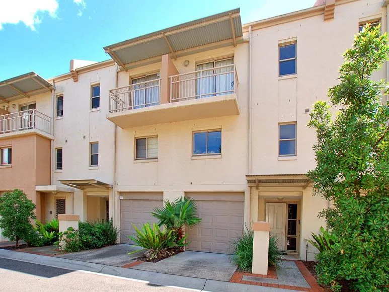 Spacious townhouse in resort style estate