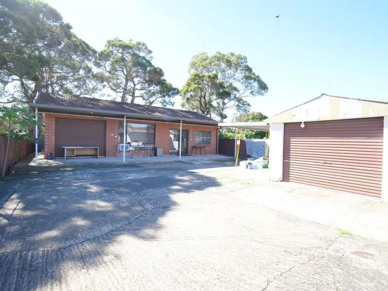 3 BEDROOM BRICK SEPARATE HALF-HOUSE WITH MANY CAR SPACES