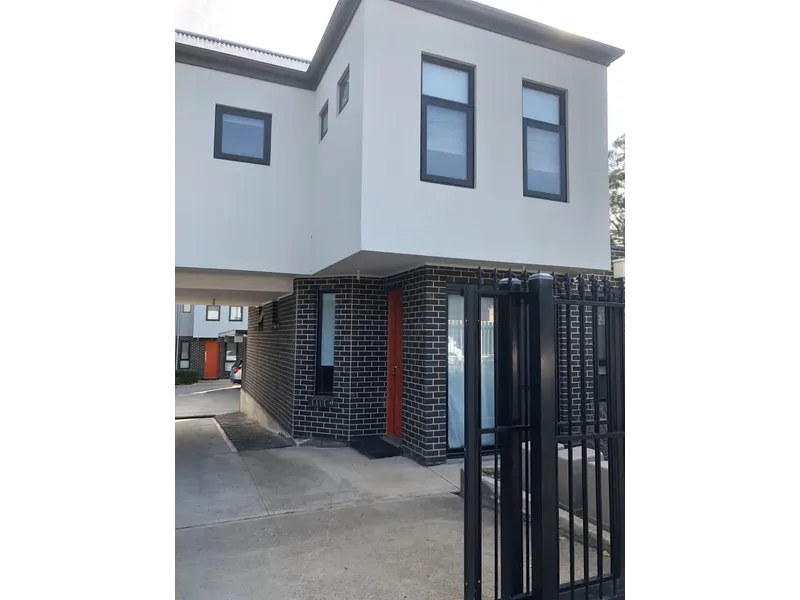 Close to school, shopping centre