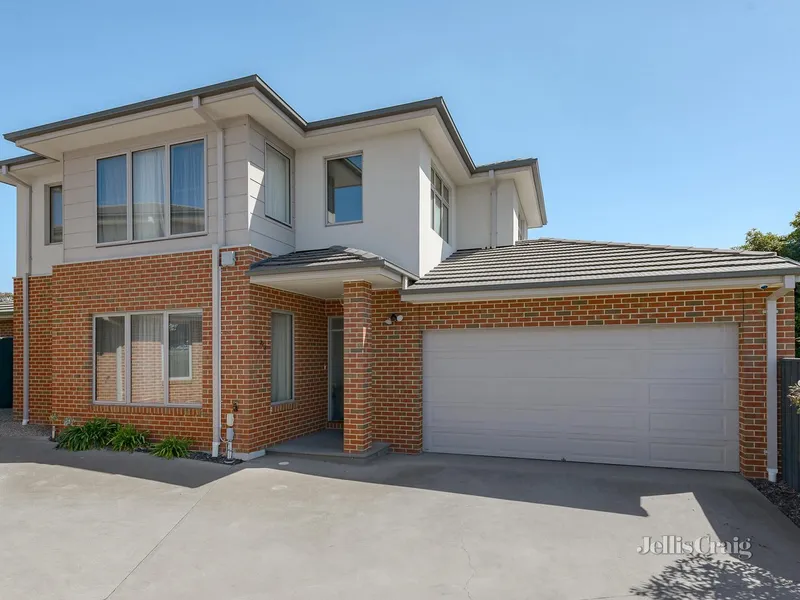 Low maintenance elegance in parkland pocket