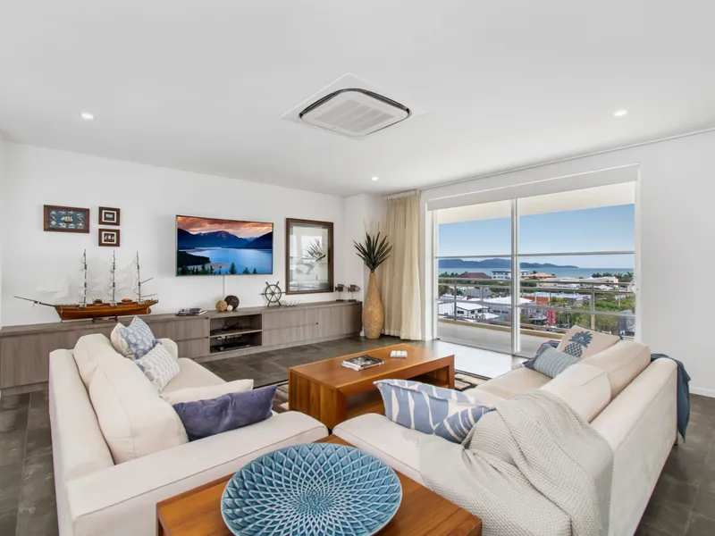 LUXURY APARTMENT WITH SEA- VIEWS ON THE 5TH FLOOR WITH LARGE 38M2 GROUND FLOOR OFFICE.