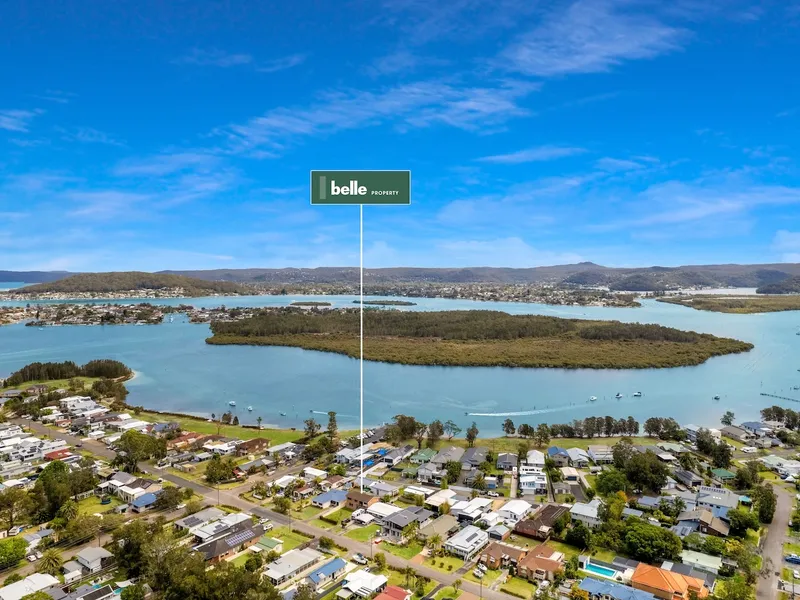 150m walk to Davistown picturesque waterfront, boat ramp, ferry, shops, restaurants and more!