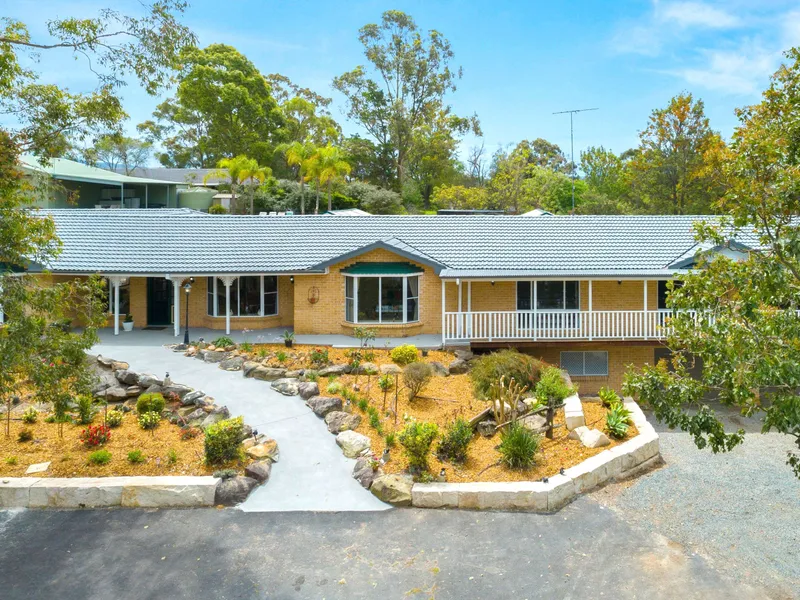 STUNNING VIEWS, PERFECT FAMILY HOME OR WEEKEND GETAWAY!