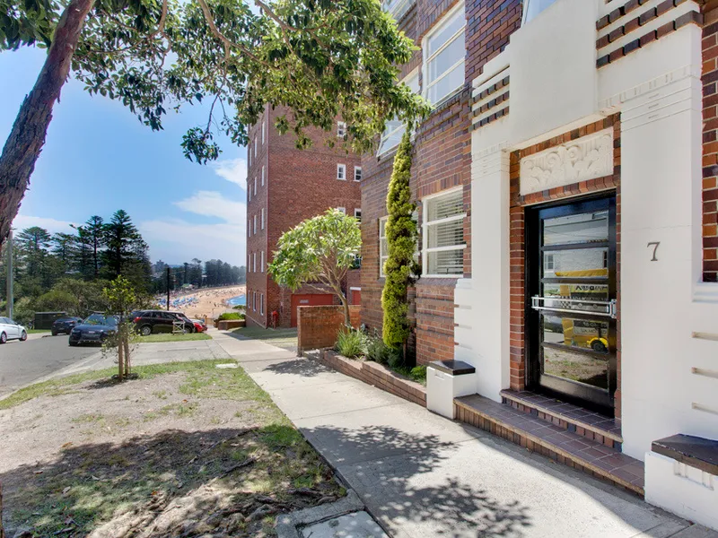 Furnished art-deco apartment by the sea