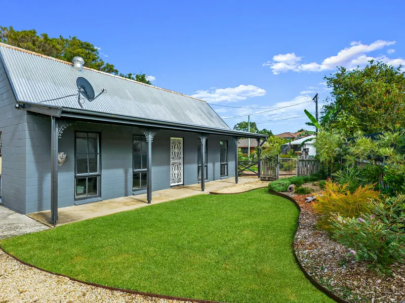 Beautiful renovated cottage, walking distance to Boambee Bay!